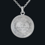 Gnistra Silver Heart 25:e Bröllop-årsdagen Sterling Silver Halsband<br><div class="desc">Den vackra ornaterade silver-hjärtutformningen över den mousserande silver glitter tryckbakgrunden på det romantiska sterling silver-halsbandet som högtidlighåller deras milstolpe tjugofemte Bröllop-årsdagen. Text är redot som du kan anpassa med namn och data.</div>