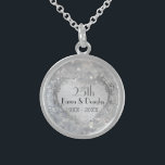 Gnistra Silver Heart 25:e Bröllop-årsdagen Sterling Silver Halsband<br><div class="desc">Den vackra ornaterade silver-hjärtutformningen över den mousserande silver glitter tryckbakgrunden på det romantiska sterling silver-halsbandet som högtidlighåller deras milstolpe tjugofemte Bröllop-årsdagen. Text är redot som du kan anpassa med namn och data.</div>
