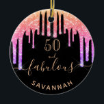 Gnistran för svart regnbåge i glitter julgransprydnad keramik<br><div class="desc">Trendig och glamorös i 50:e (eller någon annan ålder) födelsedag. En klassisk svart bakgrund som dekoreras med regnbåge färgad faux glitter, färgdroppstift i lila, rosa och ro guld. Med texten: 50 och fantastisk. Anpassa och lägg till namn och ålder. Golden färgad text. Ord Fabulous är skriven med ett modernt handskript...</div>