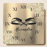 Gnistran Guld Eyelash Monogram Namn Fyrkantig Klocka<br><div class="desc">Guld Faux Foil Metallic Gnistra Glitter Brushed Metall Monogram Namn och Initial Eyelash (Lash),  Eyelash Extensions och Ögon Söta väggklocka. Utformningen gör perfekten söt 16-årsdag,  bröllop,  möhippa,  årsdag,  barndusch eller filmfest för någon som tittar för ett trendig coola stil.</div>