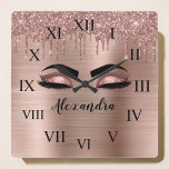 Gnistran Ro Glitter Eyelash Monogram Namn Fyrkantig Klocka<br><div class="desc">Ro Faux Foil Metallic Gnistra Glitter Brushed Metall Monogram Namn och Initial Eyelash (Lash),  Eyelash Extensions och Ögon  Rosa snygg väggklocka. Utformningen gör perfekten söt 16-årsdag,  bröllop,  möhippa,  årsdag,  barndusch eller filmfest för någon som tittar för ett trendig coola stil.</div>