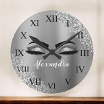Gnistran Silver Eyelash Monogram Namn Rund Klocka<br><div class="desc">Silver Faux Foil Metallic Gnistra Glitter Brushed Metall Monogram Namn och Initial Eyelash (Lash),  Eyelash Extensions och Ögon small dekorativ klocka. Utformningen gör perfekten söt 16-årsdag,  bröllop,  möhippa,  årsdag,  barndusch eller filmfest för någon som tittar för ett trendig coola stil.</div>