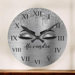 Gnistran Silver Eyelash Monogram Namn Stor Klocka<br><div class="desc">Silver faux Foil Metallic Gnistra Glitter Brushed Metall Monogram Namn och ursprungliga eyelash (utslag),  Eyelash Extensions och Ögon Decorative Clocks. Utformningen gör perfekten söt 16-årsdag,  bröllop,  möhippa,  årsdag,  barndusch eller filmfest för någon som tittar för ett trendig coola stil.</div>
