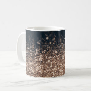 Gnistrande daggdroppar i jordtoner kaffemugg