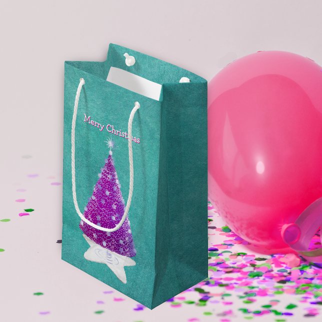 Gnistrande rosa julgran Silverdekorationer Teal (Pink Christmas tree silver stars on white rug on pretty teal Holiday gift bags.)