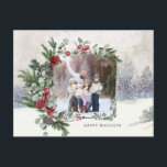 Gnistrande snöscen Vinter Blomster Foto  Vykort<br><div class="desc">Elegant vinterdesign med fotomall med lövrik filigränram i en svag vinkel,  infattad med akvarell vinterrosor,  kottar,  städsegröna grenar,  eukalyptus och järnek. Bakgrunden visar snöiga skogar med snöflingor och mjuka gyllene gnistor. Baksidan har kompletterande grafik och redigerbara textfält.</div>