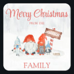 Gnome-familjen med fyra julklapp fyrkantigt klistermärke<br><div class="desc">Gnome-familjen med fyra julklappar Söt och roligt-gnome-familjens juldekaler med en familj på fyra. En pappa-gnom,  morsa-gnom och kvinnliga och manliga barn eller barn. Juldekalen är ett tillägg för dina vänner och för familjen presenter.</div>