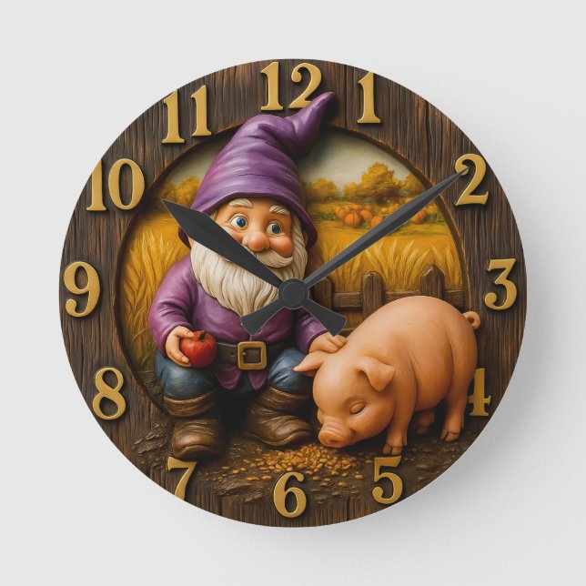 Gnome Feeding Pig in Autumn Farm Scene Rund Klocka (Framsida)