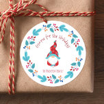 Gnome för Helgdagarna Cute Modern Blommigt Wandean Runt Klistermärke<br><div class="desc">"Gnome för helgdagarna." En söt, roligt, vit gnom i rött och dammblått tillsammans med en skandinavisk designad dammig i blått, rött och orange andedräkt i blommigten kommer på ett utmärkt sätt att bidra till att dekorera kuverten till jul. Känn julhelgens värme och glädje när du användor den här roligten, enkel,...</div>