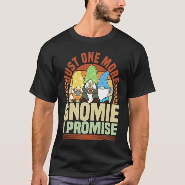 Gnome Gardening Just One More Gnomie Lawn & Garden T Shirt (Framsida)