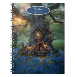 Gnome-hus i träd omgivet av blåklockor anteckningsbok