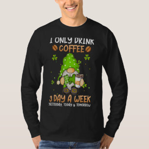 Gnome I Drink Coffee 3 dagar per vecka St Patric. T Shirt