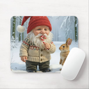 Gnome med glädje över Candy cane i Snowy Forest Musmatta