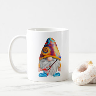 Gnome med Guitar och Colorful Hat på en Kaffemugg