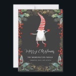 Gnome och Holly Berries Julkort<br><div class="desc">Ett grönt kort med vita vattenfärger som innehåller en söt gnom i en rand röd och vit hatt som ramas in av grå grenar-grej. Röd,  vit och svart.</div>