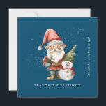 Gnome och Snögubbe Hälsning Business Flat Julkort<br><div class="desc">En gnom klädd i rött står bredvid en snögubbe i en grönt som håller på att strö och röda halsdukar. De är omgivna av en damm av vit snö som poppar på den mörk blått bakgrunden. Den minimalistiska estetiken skapas med en enkel säsong nedan och namn går vinkelrätt mot högerna....</div>