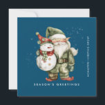 Gnome och Snögubbe Season - Greetings Business Fla Julkort<br><div class="desc">En gnom som är klädd i grönt står bredvid ett snögubbe i en röd ladugårdshatt och rödscarf. De är omgivna av en damm av vit snö som poppar på den mörk blått bakgrunden. Den minimalistiska estetiken skapas med en enkel säsong nedan och namn går vinkelrätt mot högerna. Ett redigerbart julmeddelande...</div>