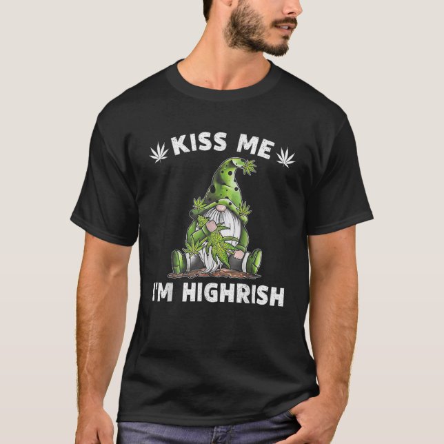 Gnome Ogräs Kiss Me I är Highrish T Shirt (Framsida)