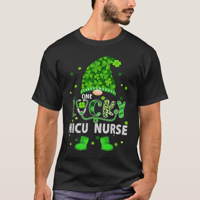Gnome One Lucky NICU Nurse St Patricks Day Shamroc T Shirt (Framsida)