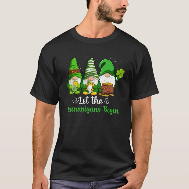 Gnome Shamrock Let Shenanigans Begin St Patricks D T Shirt (Framsida)