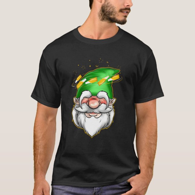 Gnome With Headache From Bottles On St Patricks Da T Shirt (Framsida)