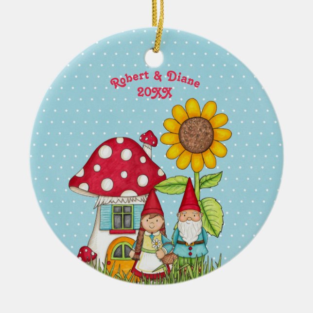 Gnomen kopplar ihop i trädgård på blåttbakgrund julgransprydnad keramik (Framsidan)