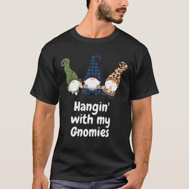 Gnomes hangin med min nomies Cute T Shirt (Framsida)