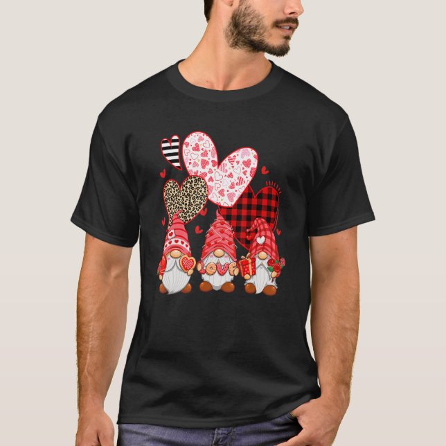Gnomes Holding Leopard Heart Buffalo Plaid Valenti T Shirt (Framsida)