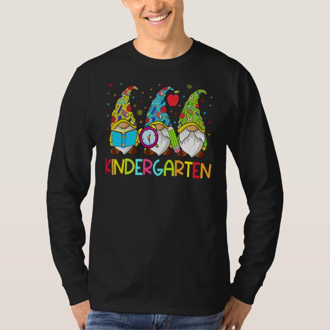 Gnomes Kindergarten Crew First Day Lärare tillbaka T Shirt (Framsida)