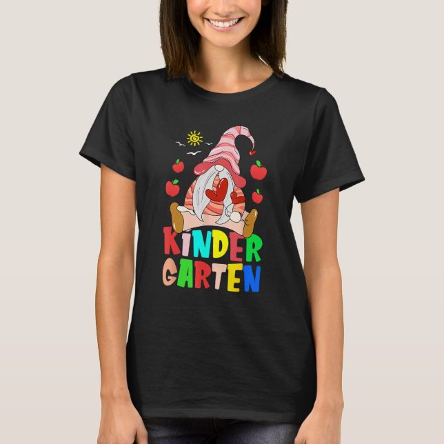 Gnomes Kindergarten Crew First Day Lärare tillbaka T Shirt (Framsida)