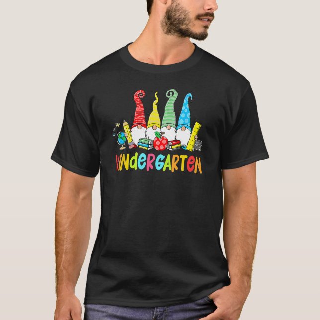 Gnomes Kindergarten Crew First Day Lärare tillbaka T Shirt (Framsida)
