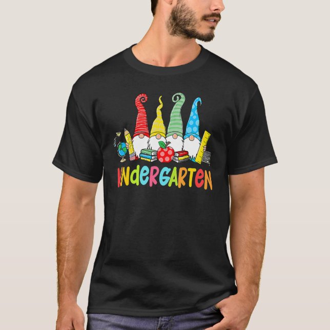 Gnomes Kindergarten Crew First Day Lärare tillbaka T Shirt (Framsida)