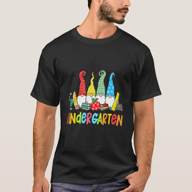 Gnomes Kindergarten Crew First Day Lärare tillbaka T Shirt (Framsida)