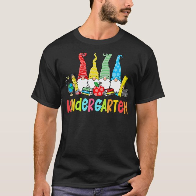 Gnomes Kindergarten Crew First Day Lärare tillbaka T Shirt (Framsida)