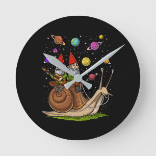 Gnomes Riding Snigel Rund Klocka