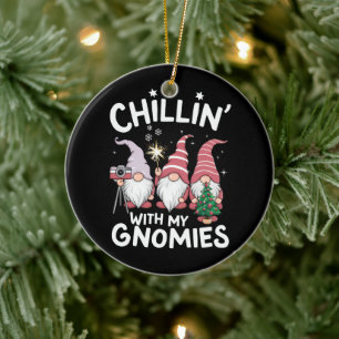 Gnomfamiljens jul Avslappnad med mina gnomer Julgransprydnad Keramik