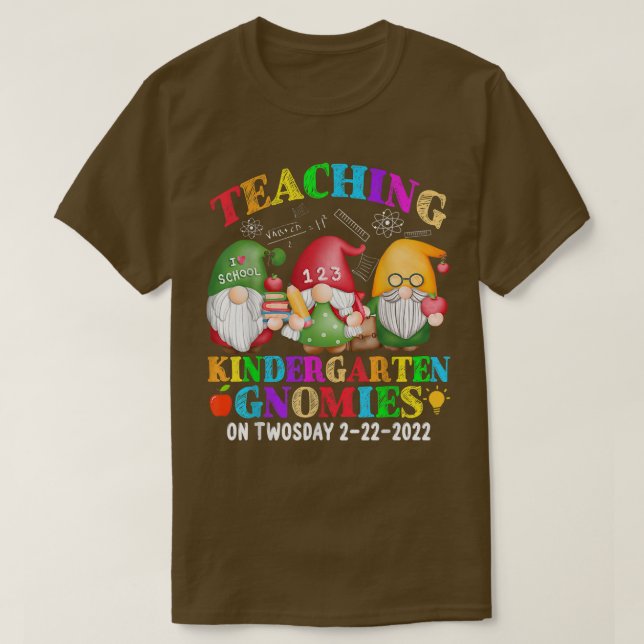 Gnomies Teaching Kindergarten 2-22-2022 T Shirt (Design framsida)