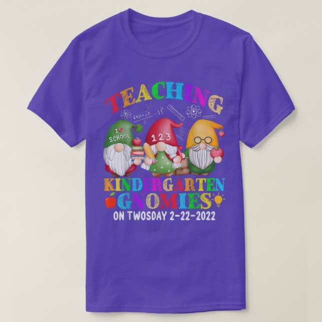 Gnomies Teaching Kindergarten på 2222022 F T Shirt (Design framsida)