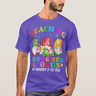 Gnomies Teaching Kindergarten på 2222022 F T Shirt