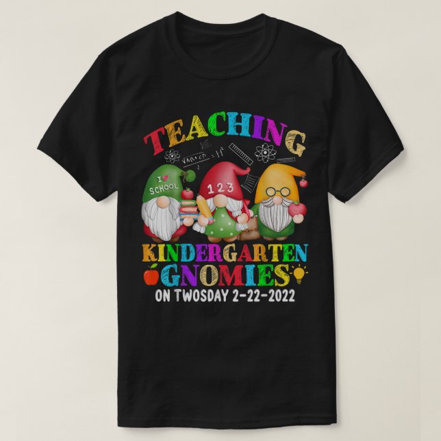 Gnomies Teaching Kindergarten på 2222022 F T Shirt (Design framsida)
