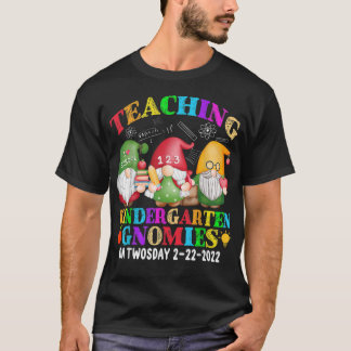 Gnomies Teaching Kindergarten på 2222022 F T Shirt