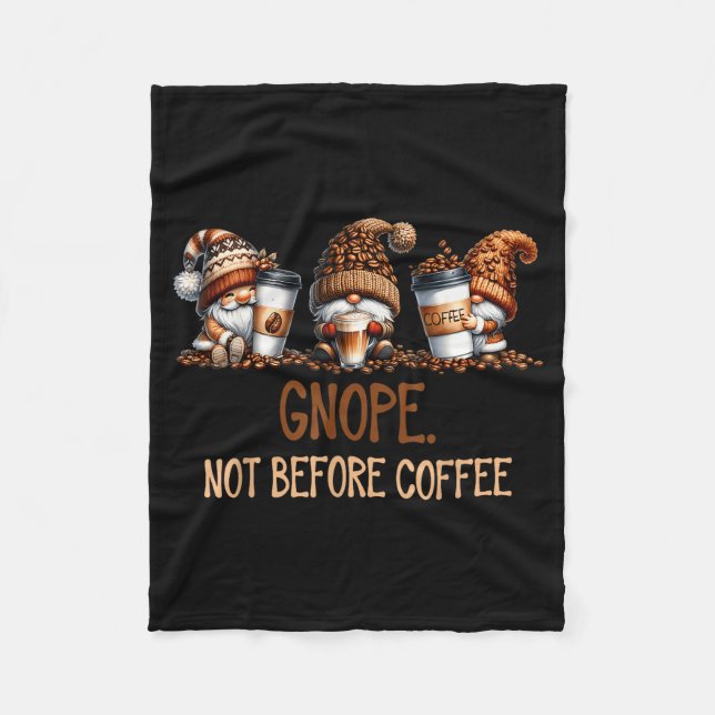 Gnope Not Before Coffee Three Gnomes Graphic Cafei Fleecefilt (Framsidan)