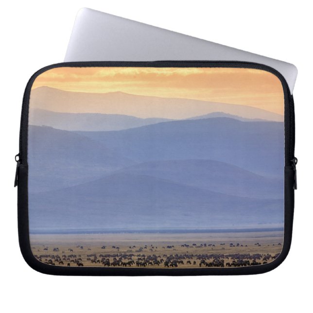 Gnu under migration, Connochaetes Laptop Sleeve (Framsidan)