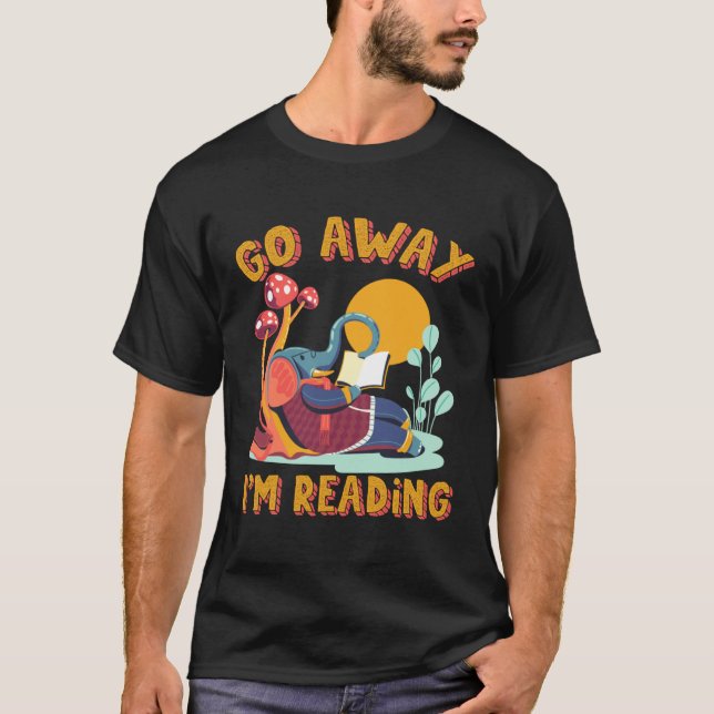 Go Away I m Reading Book Library Librarian Mammoth T Shirt (Framsida)