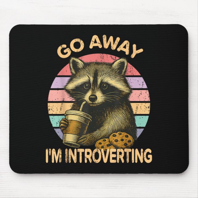 Go Away I'm Introverting Funny Raccoon Sarcastic  Musmatta (Framsidan)