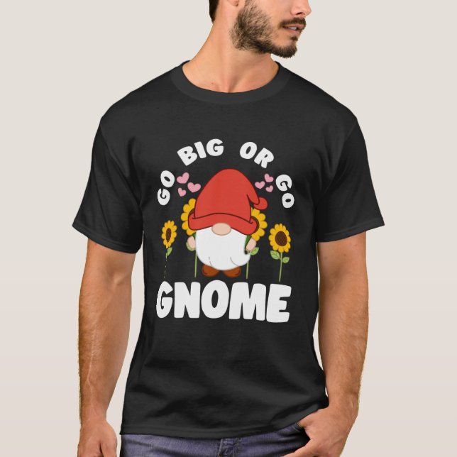 Go Big Or Go Gnomie With Sunflowers Lawn Gnome T Shirt (Framsida)