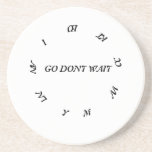 GO DONT WAIT, MACKE ALLA ÅTGÄRDER UNDERLÄGG<br><div class="desc">MAKE ANY uppmanar dig att agera,  leva otryggt och aldrig tveka. Perfekt för drömmare,  risktagare och snabba älskare. Oavsett om du jagar dina mål eller bränner dig i begränsningar är den här designen en en påminnelse om att du ska röra dig snabbt och leva högt.</div>