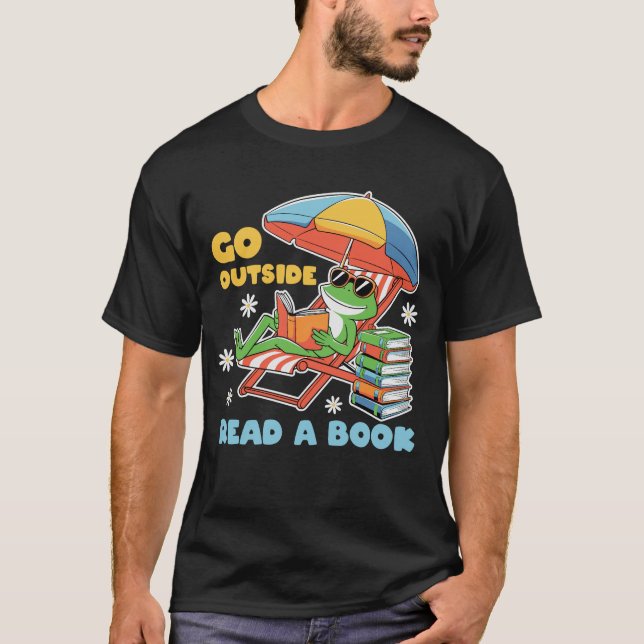 Go Outside Read A Book Frog Funny Reading Bookworm T Shirt (Framsida)