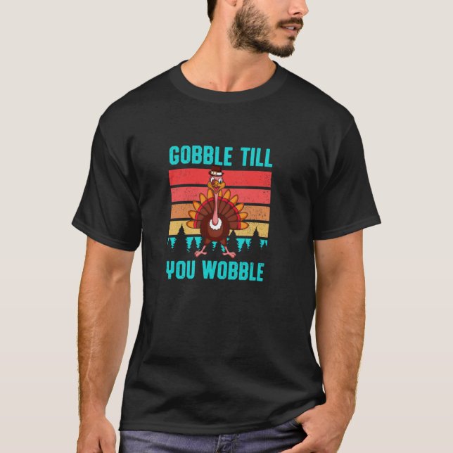 Gobble till You Wobble Thanksgiving Turkey Apparat T Shirt (Framsida)