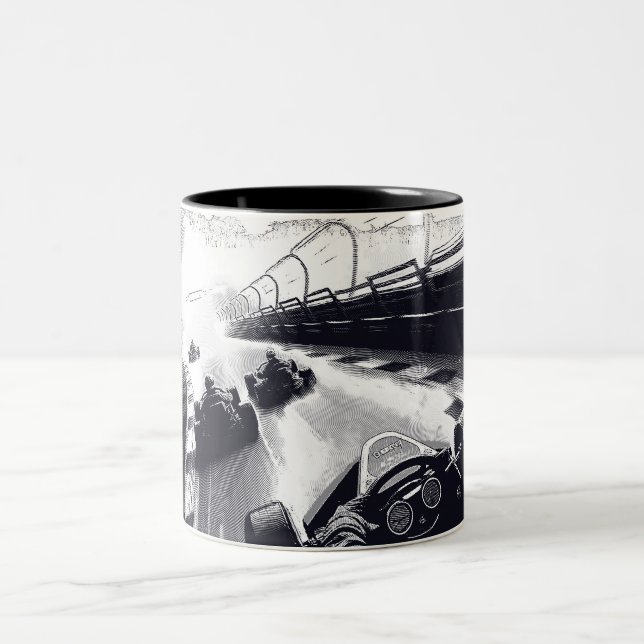 GoCart Racers fortskrider runt spåret Två-Tonad Mugg (Center)